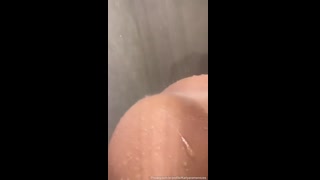 Karlyane Menezes showed off her body in the shower